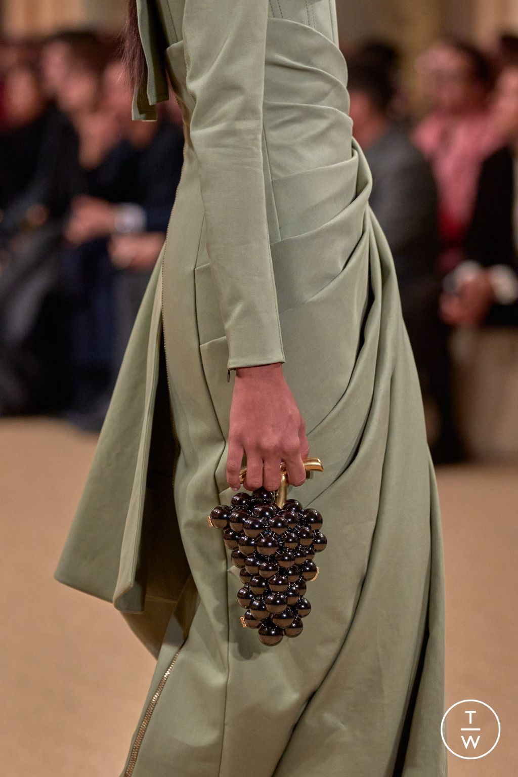 Fashion Week Paris Fall/Winter 2024 look 6 de la collection Balmain womenswear accessories