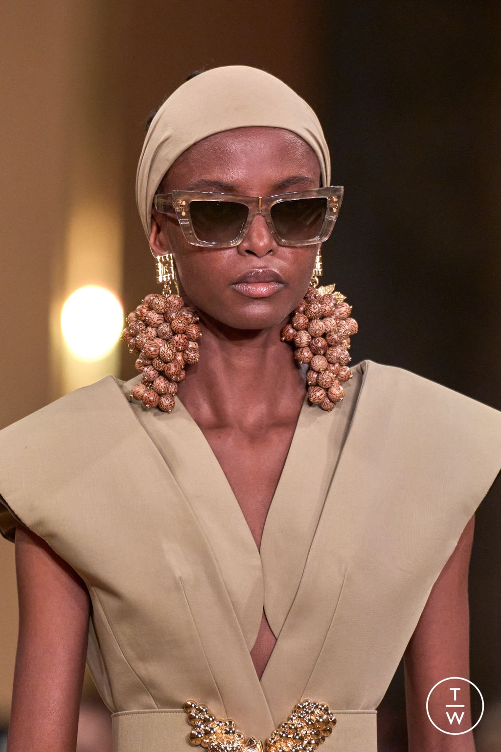 Fashion Week Paris Fall/Winter 2024 look 37 from the Balmain collection womenswear accessories