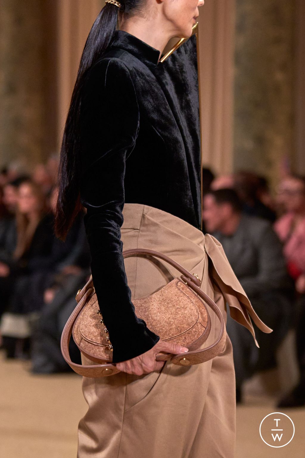 Fashion Week Paris Fall/Winter 2024 look 13 de la collection Balmain womenswear accessories