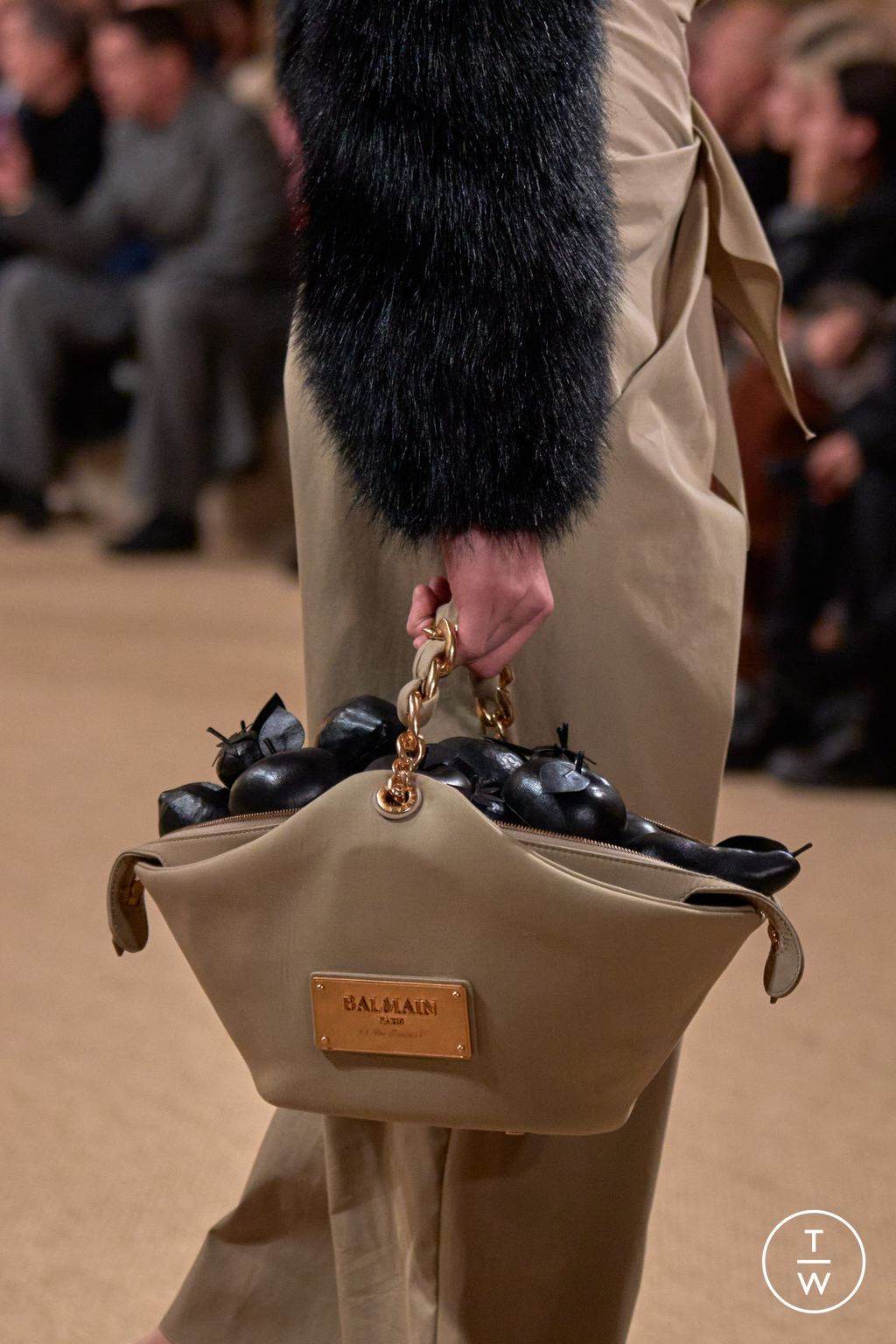 Fashion Week Paris Fall/Winter 2024 look 17 from the Balmain collection 女装配饰