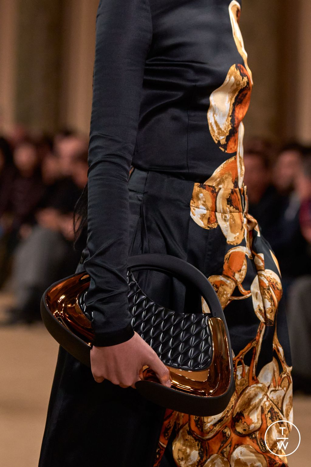 Fashion Week Paris Fall/Winter 2024 look 21 from the Balmain collection 女装配饰