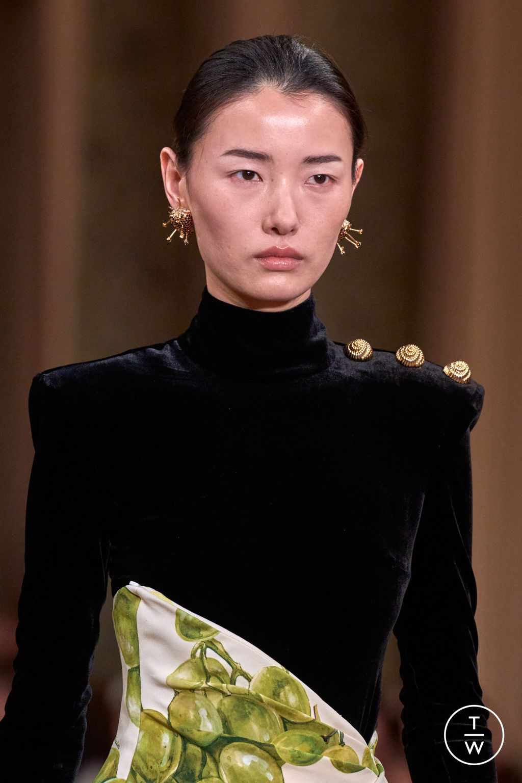 Fashion Week Paris Fall/Winter 2024 look 53 from the Balmain collection 女装配饰
