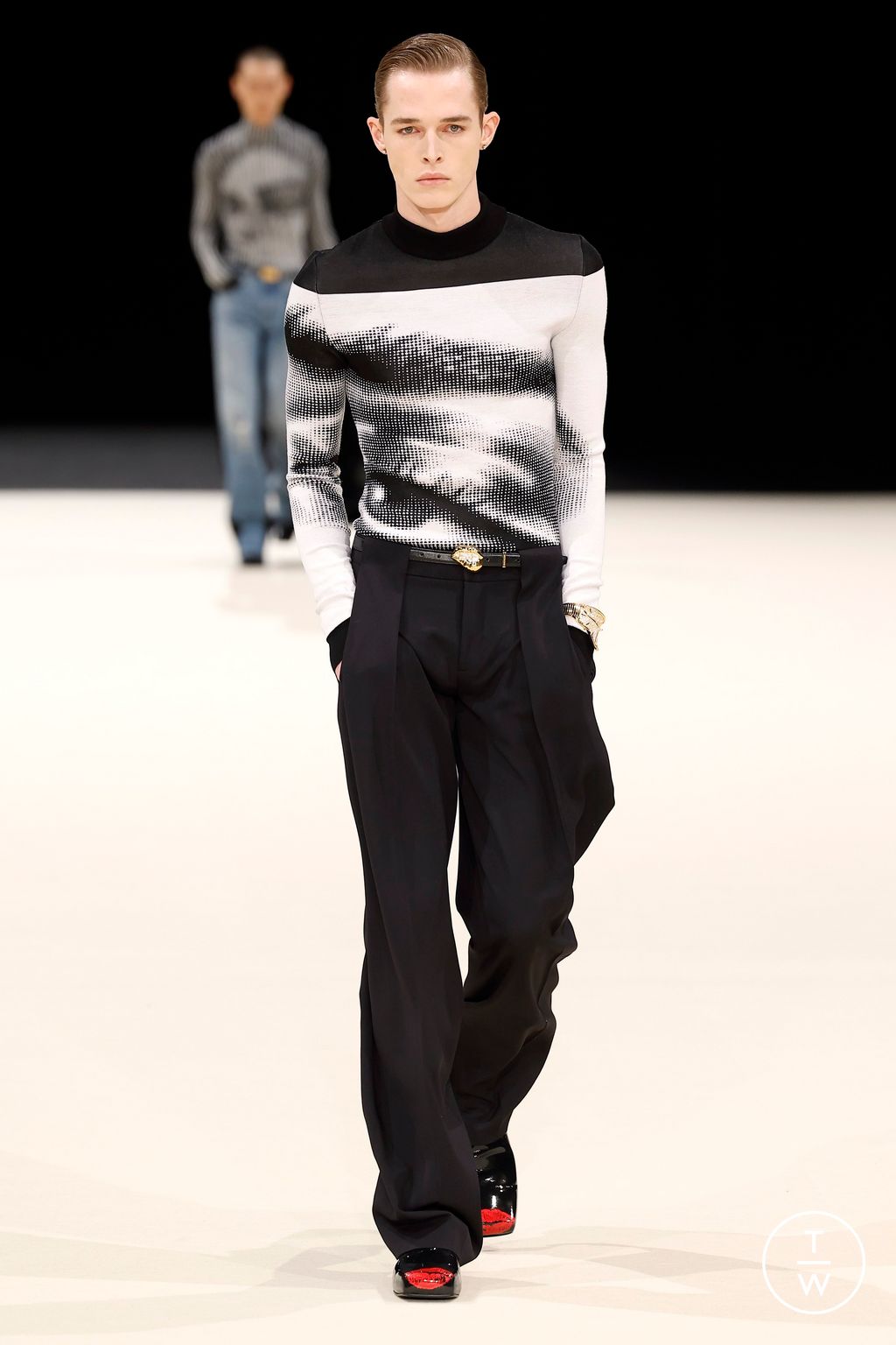 Fashion Week Paris Fall/Winter 2024 look 10 de la collection Balmain menswear