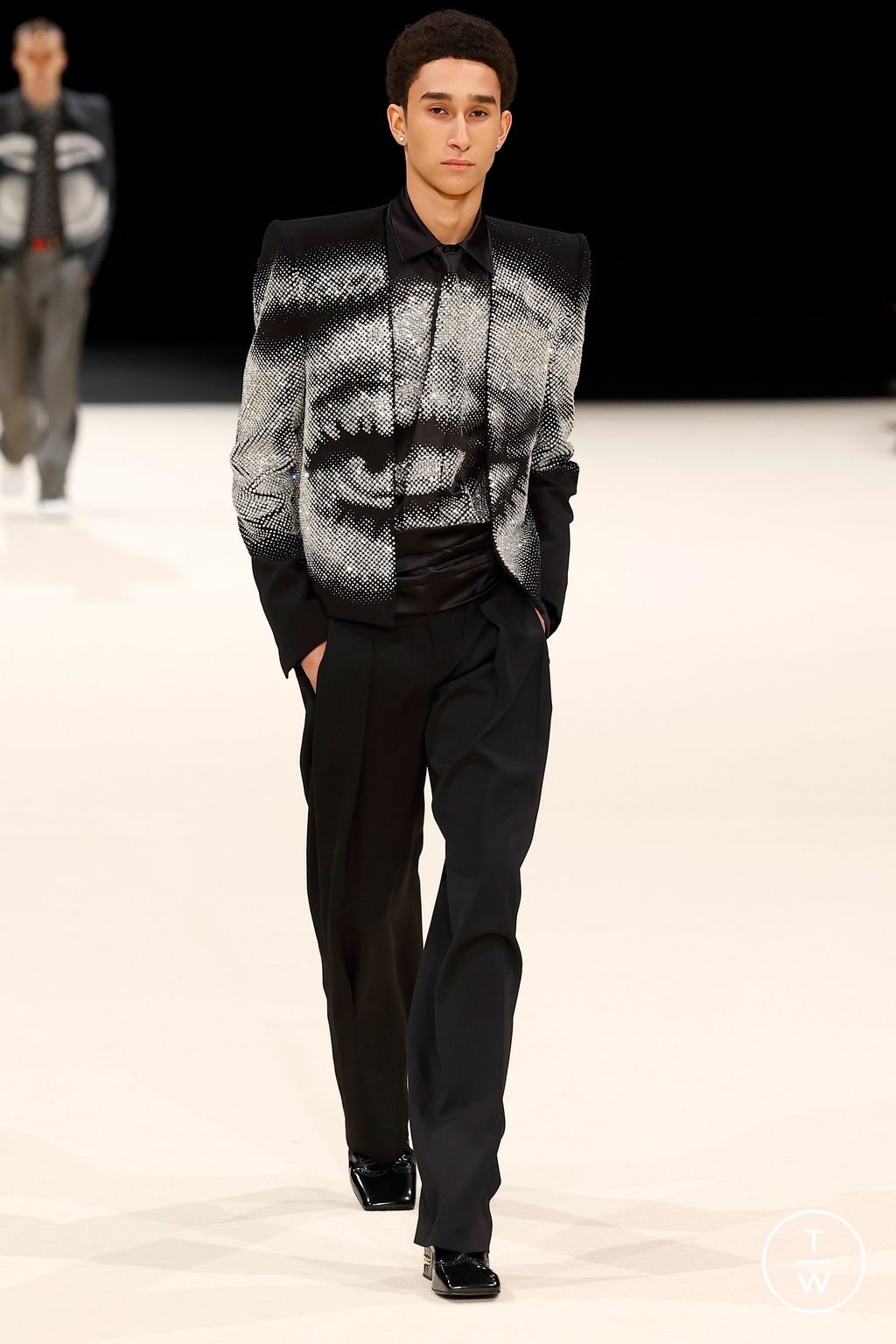 Fashion Week Paris Fall/Winter 2024 look 16 from the Balmain collection menswear