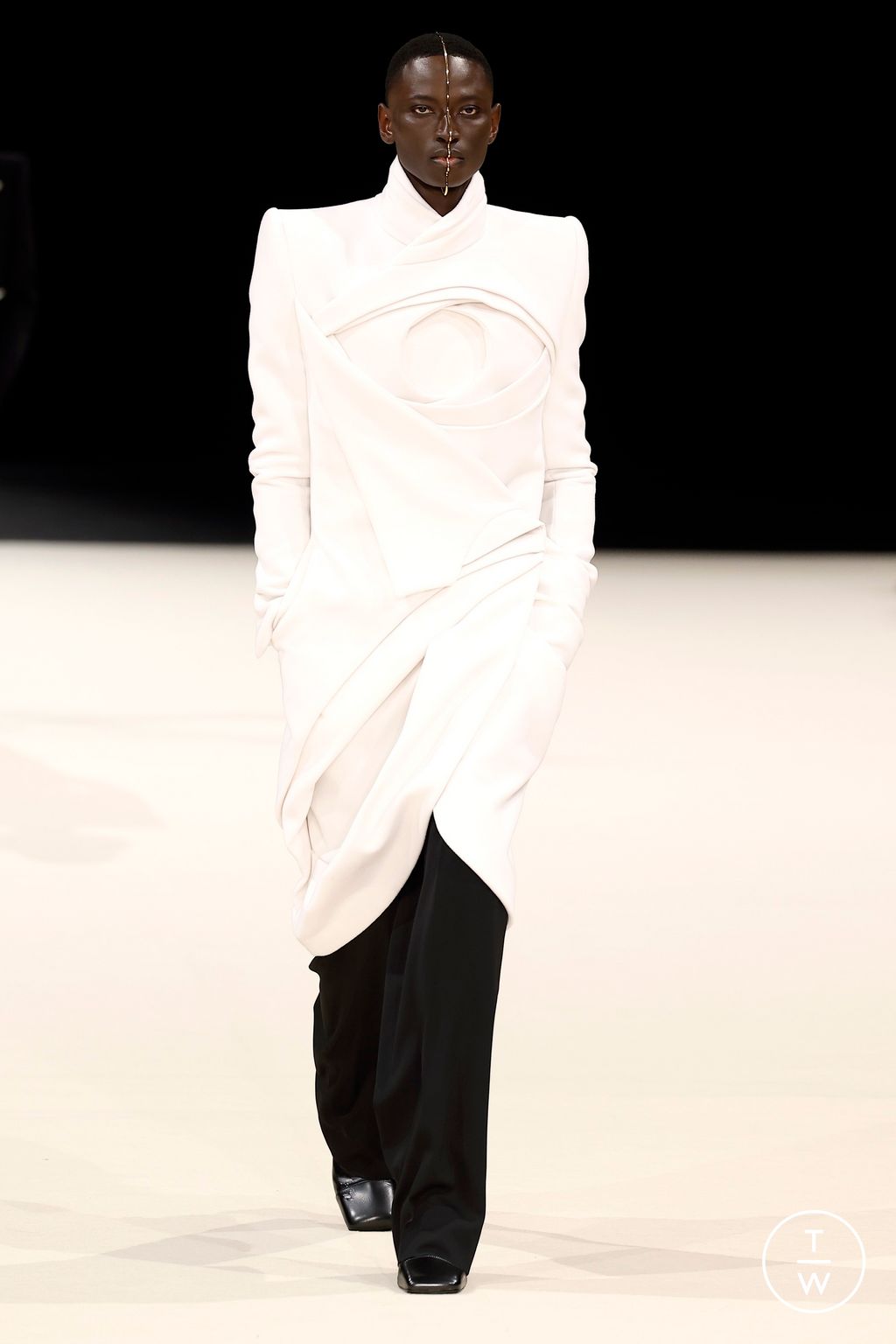 Fashion Week Paris Fall/Winter 2024 look 39 de la collection Balmain menswear
