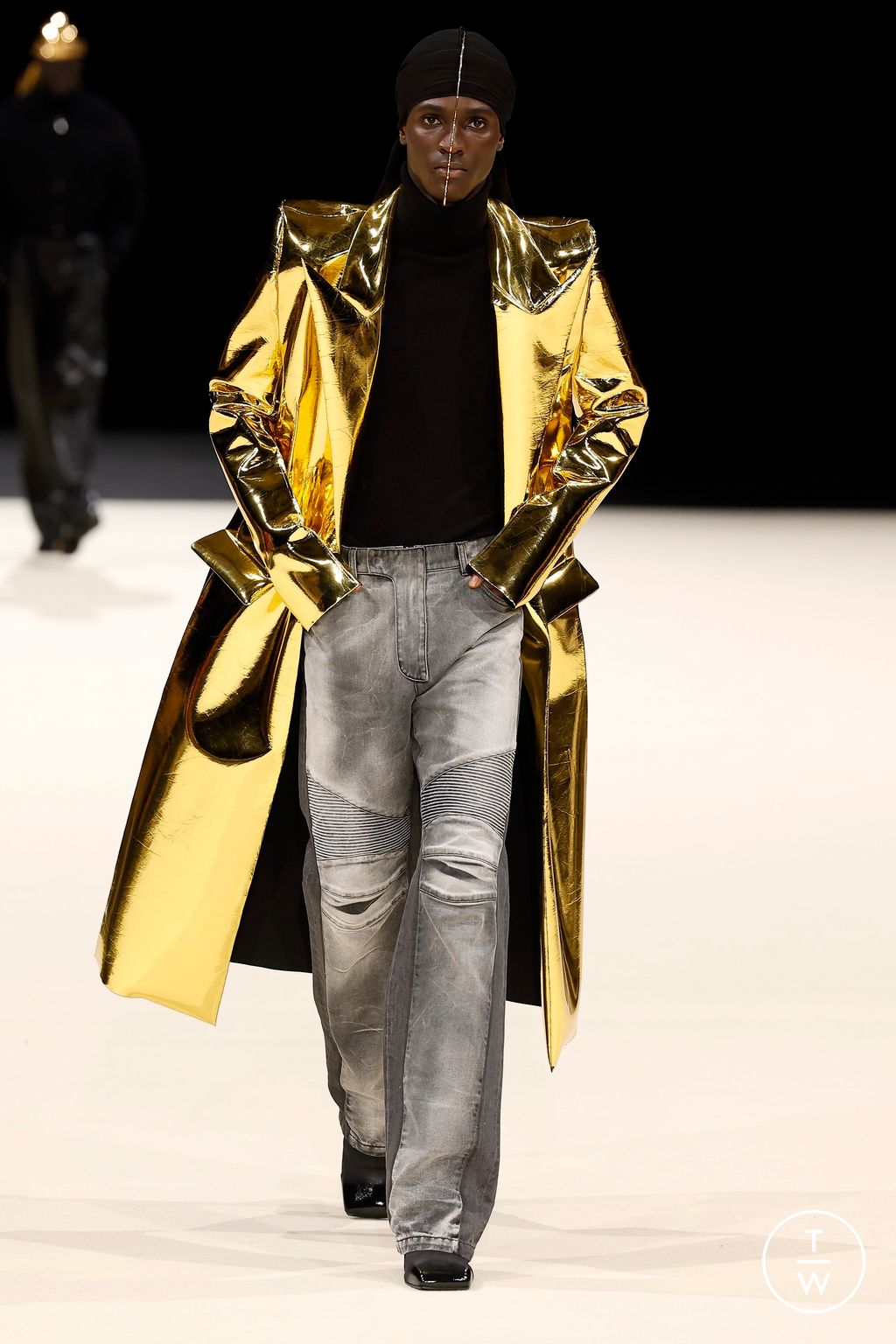 Fashion Week Paris Fall/Winter 2024 look 47 from the Balmain collection menswear