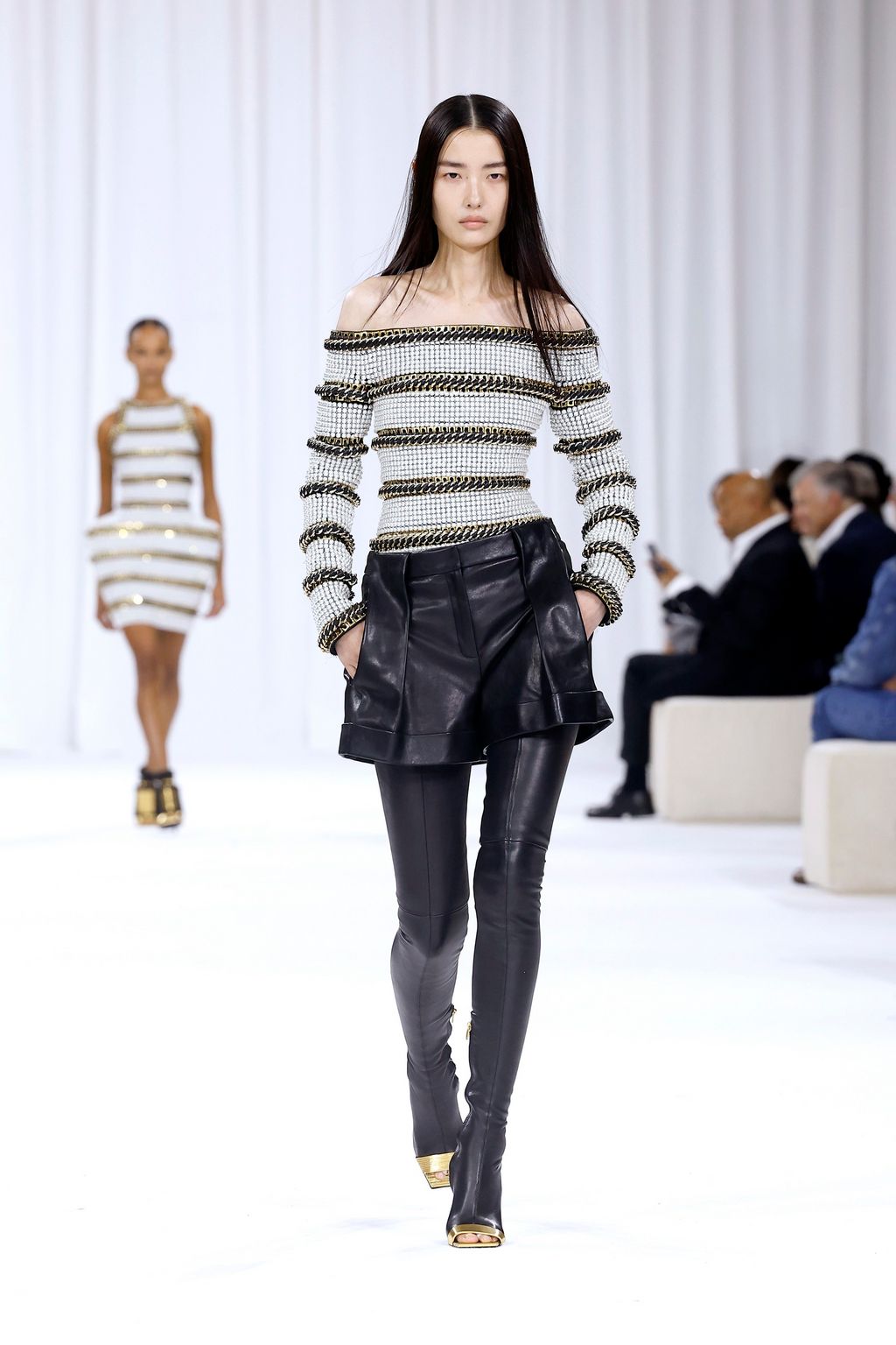 Fashion Week Paris Spring/Summer 2025 look 26 from the Balmain collection womenswear
