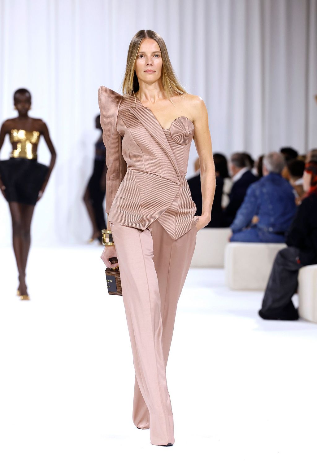 Fashion Week Paris Spring-Summer 2025 look 34 from the Balmain collection womenswear