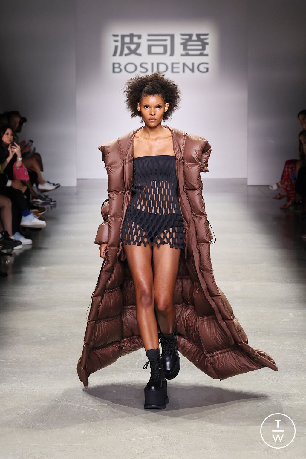 Fashion Week New York Spring/Summer 2023 look 12 de la collection Bosideng womenswear
