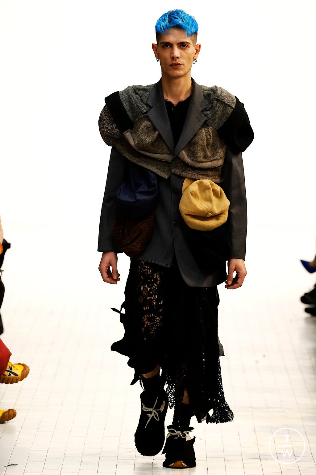 Fashion Week Milan Fall/Winter 2023 look 20 de la collection Simon Cracker menswear
