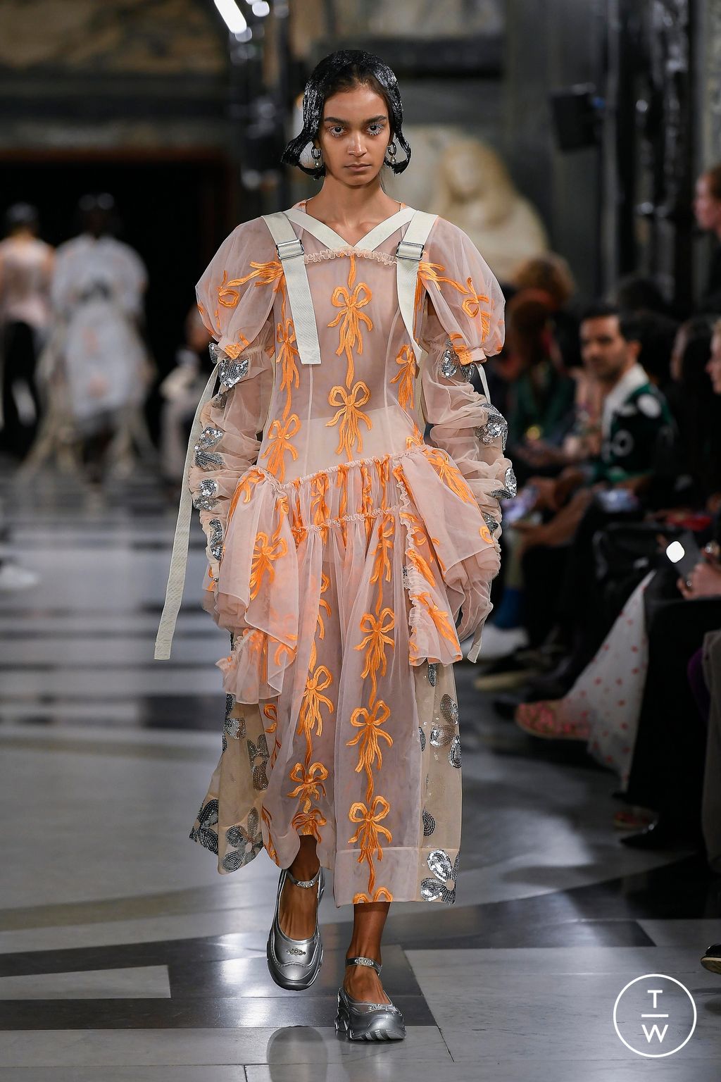 Fashion Week London Spring/Summer 2023 look 27 from the Simone Rocha collection 女装