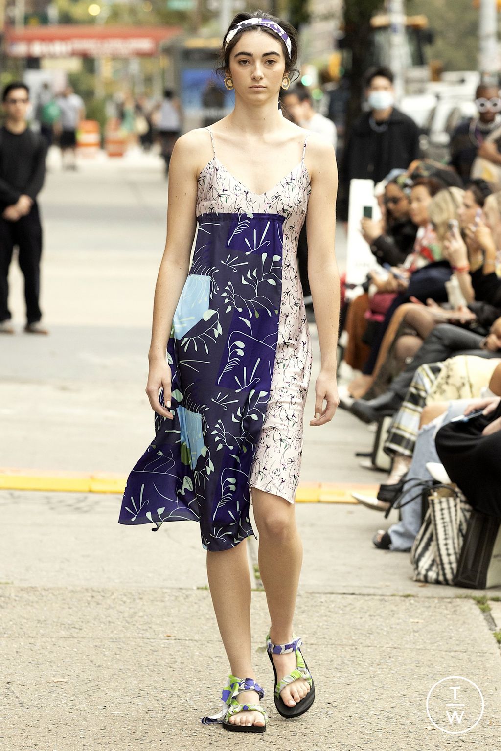 Fashion Week New York Spring/Summer 2023 look 10 from the SNOW XUE GAO collection 女装