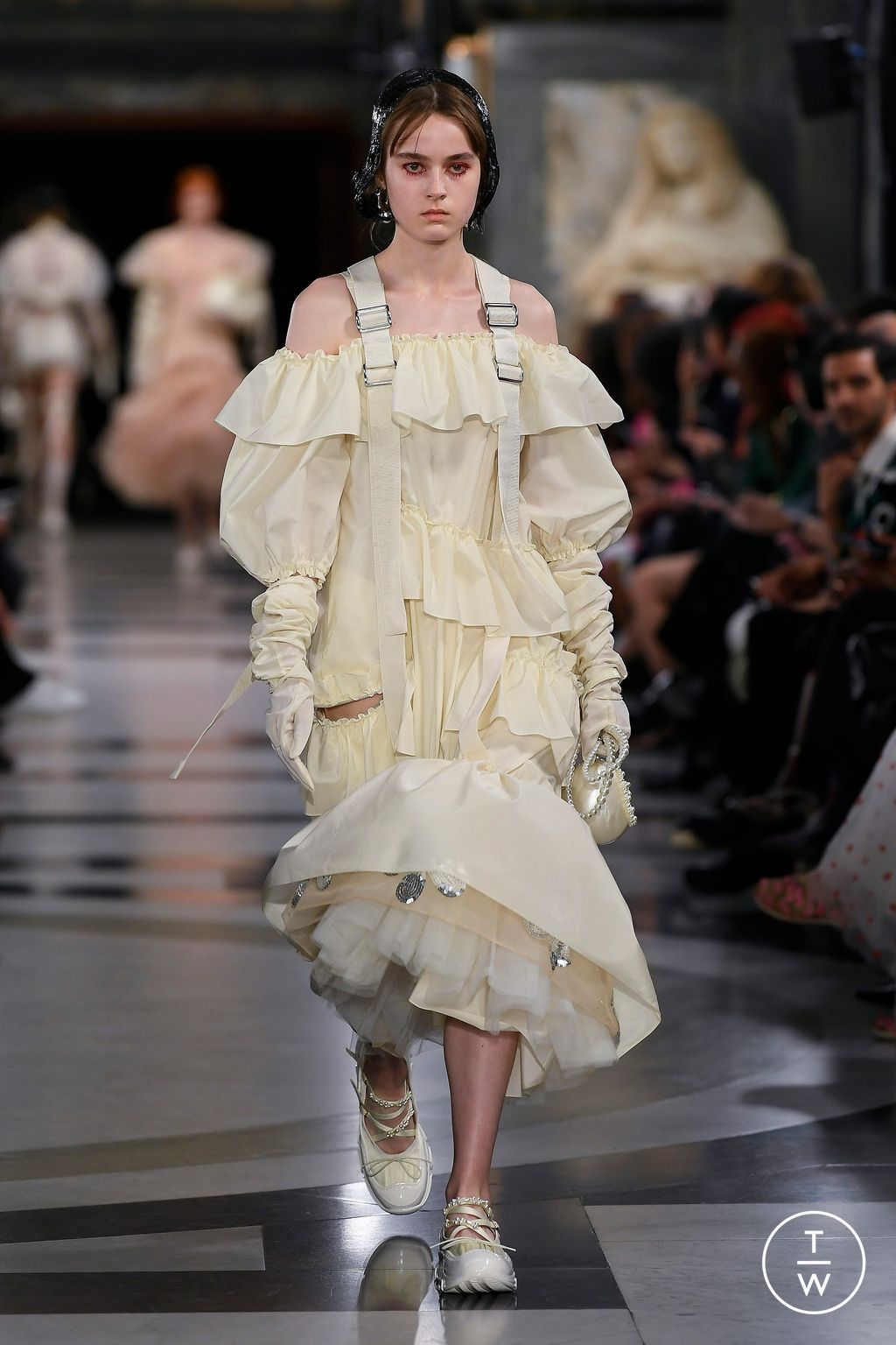 Fashion Week London Spring/Summer 2023 look 7 from the Simone Rocha collection 女装