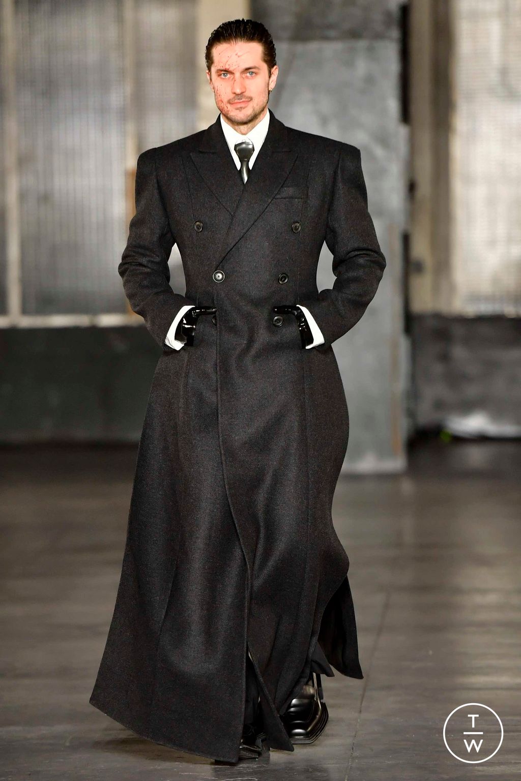 Fashion Week Paris Fall/Winter 2023 look 1 de la collection Louis Gabriel Nouchi menswear