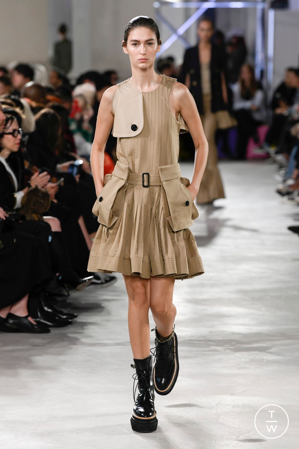 Fashion Week Paris Spring/Summer 2023 look 19 from the Sacai collection womenswear