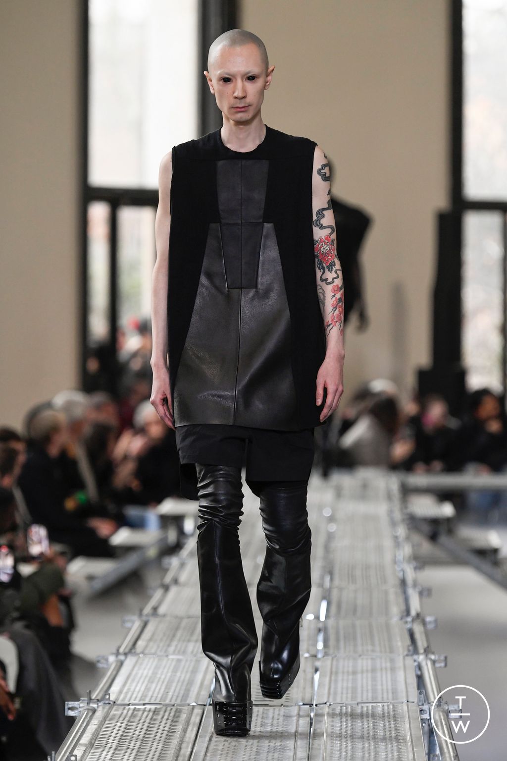 Fashion Week Paris Fall/Winter 2023 look 2 from the Rick Owens collection menswear