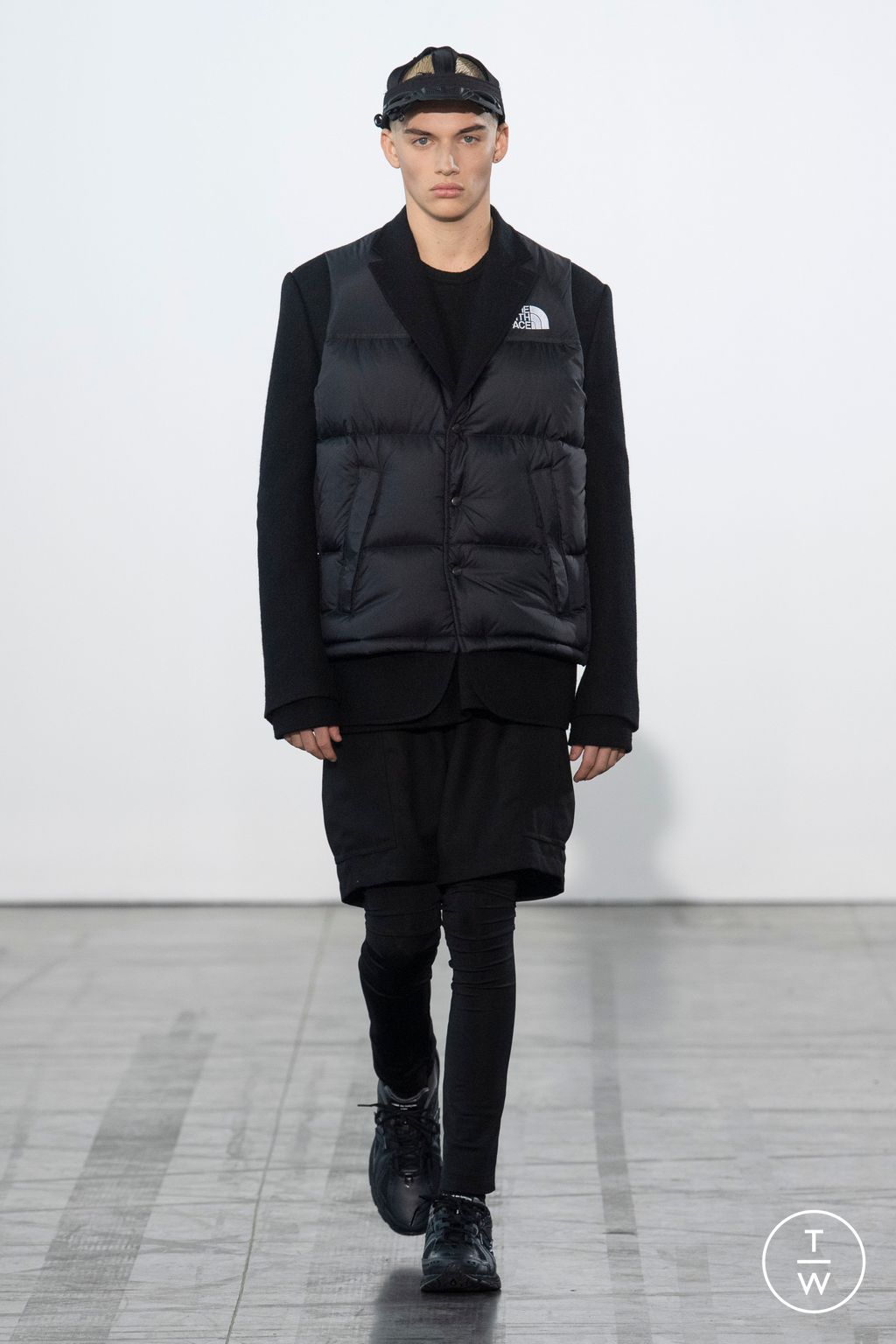 Fashion Week Paris Fall/Winter 2023 look 32 de la collection Junya Watanabe Man menswear