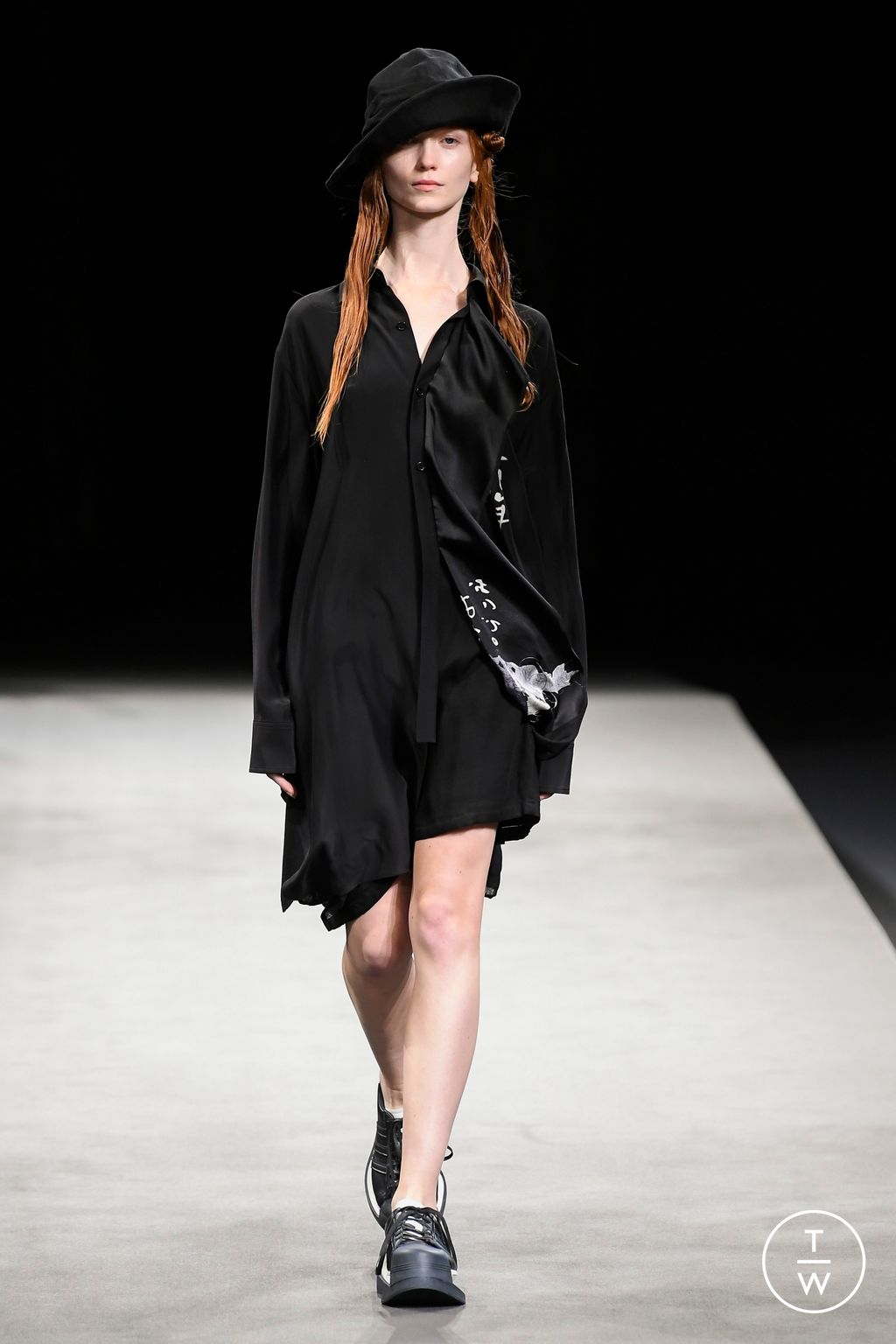 Fashion Week Paris Spring/Summer 2023 look 6 from the Yohji Yamamoto collection womenswear