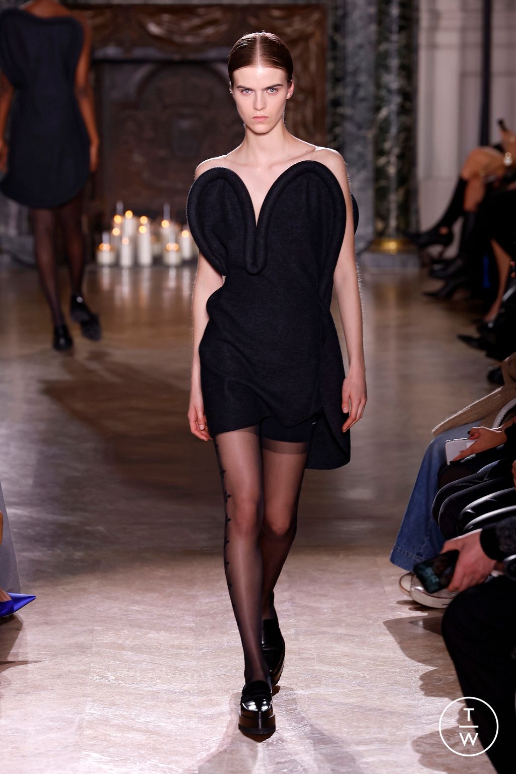 Fashion Week Paris Fall/Winter 2024 look 6 from the Victoria Beckham collection 女装