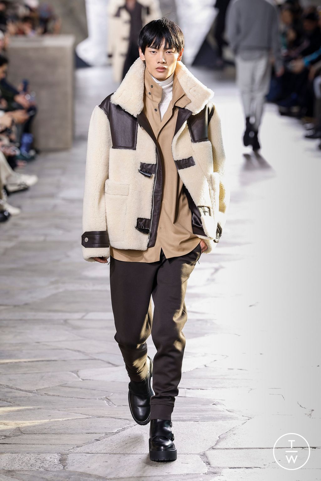 Fashion Week Paris Fall/Winter 2023 look 37 from the Hermès collection menswear
