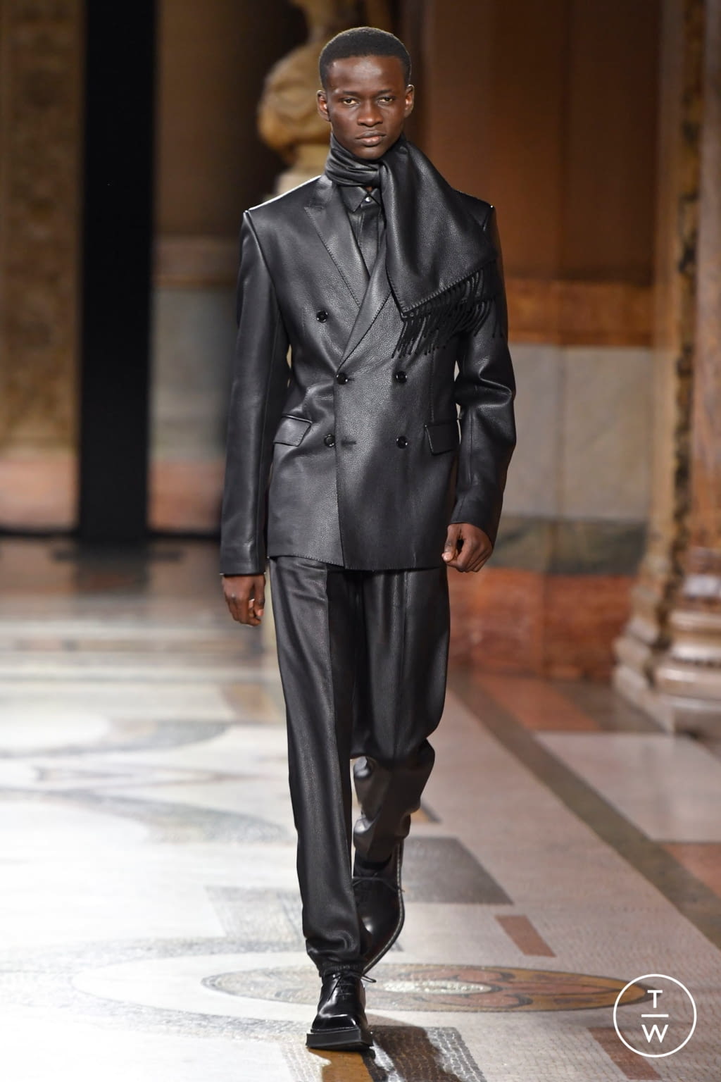 Fashion Week Paris Fall/Winter 2020 look 28 from the Berluti collection 男装