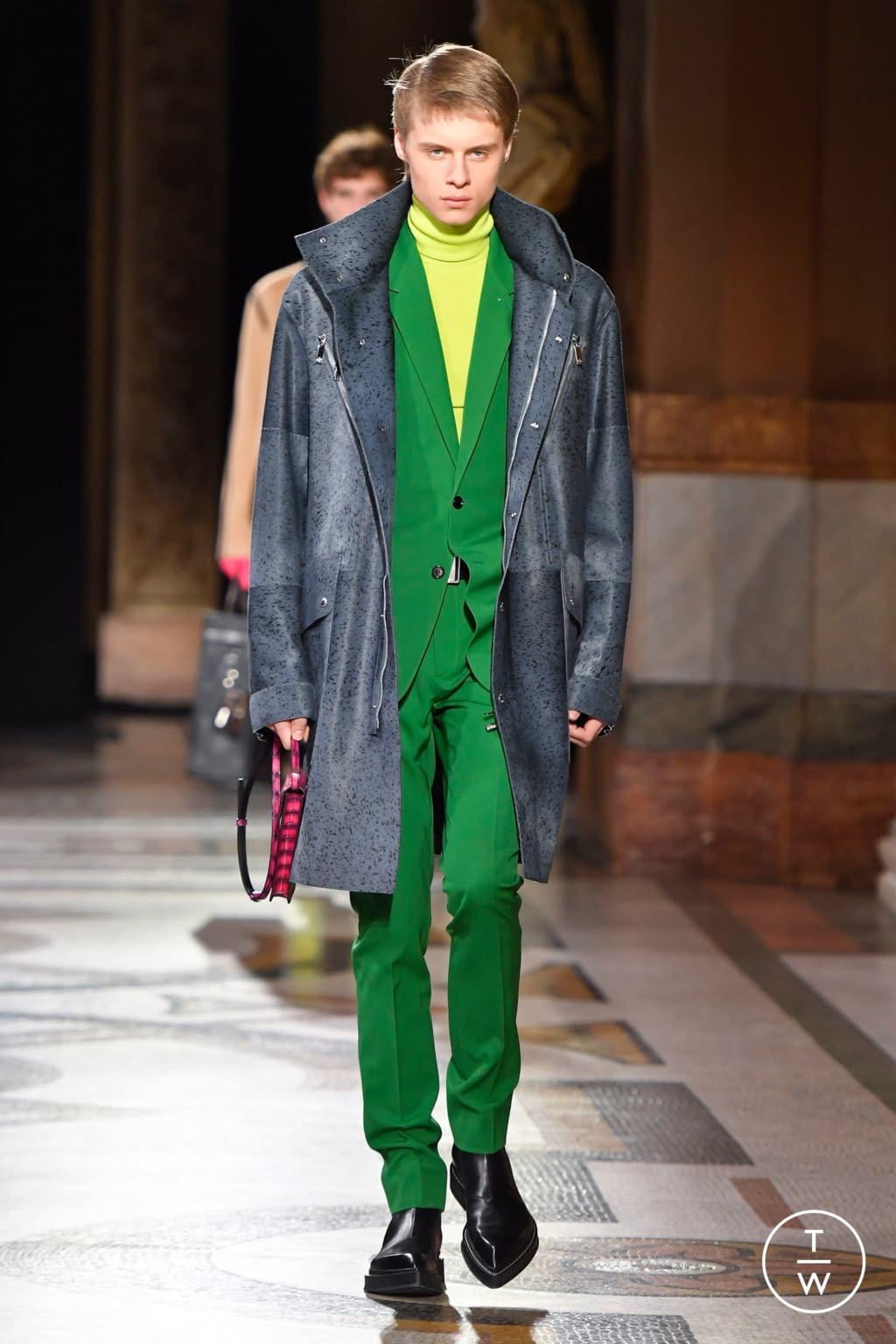 Fashion Week Paris Fall/Winter 2020 look 34 from the Berluti collection 男装