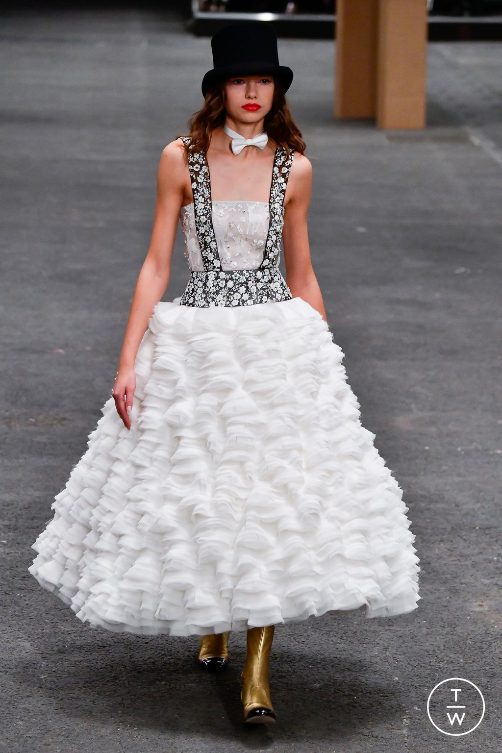 Fashion Week Paris Spring/Summer 2023 look 47 from the Chanel collection couture