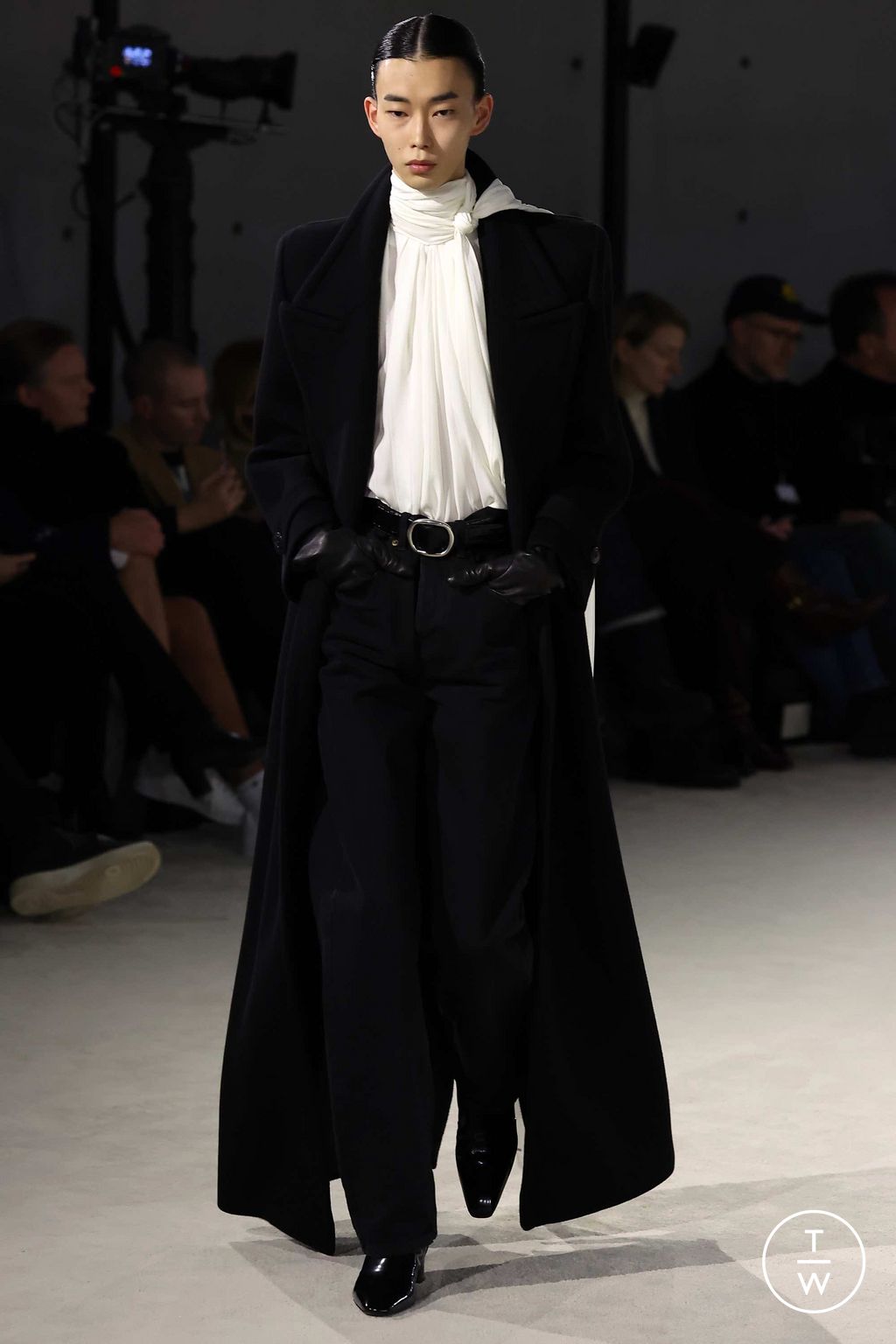 Fashion Week Paris Fall/Winter 2023 look 10 from the Saint Laurent collection menswear