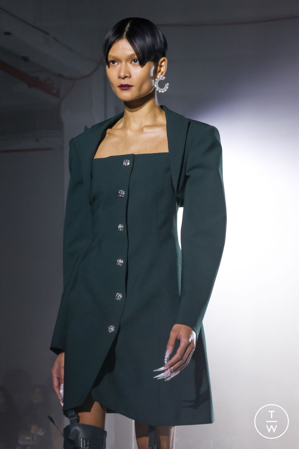 Fashion Week New York Fall/Winter 2023 look 8 from the Adeam collection 女装配饰