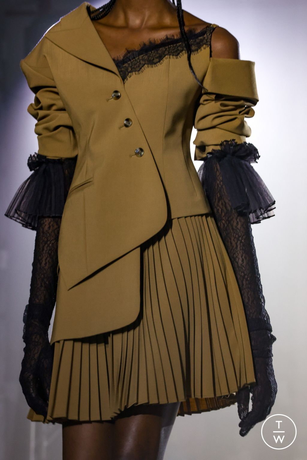 Fashion Week New York Fall/Winter 2023 look 16 de la collection Adeam womenswear accessories