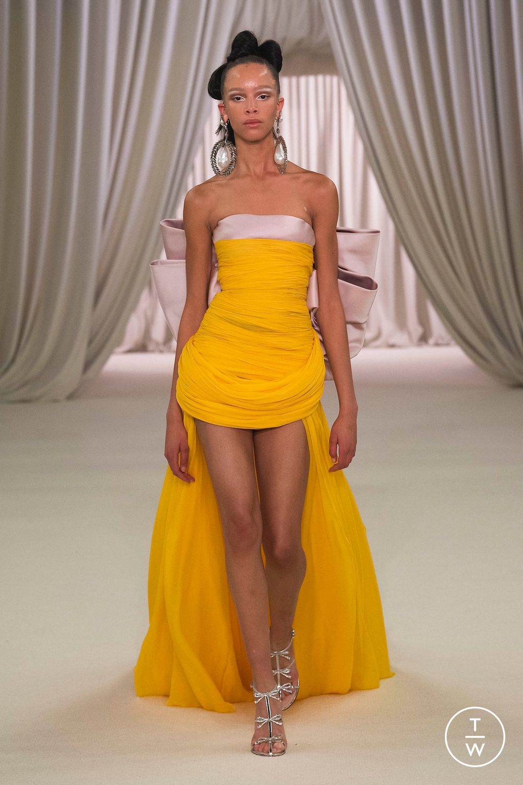 Fashion Week Paris Spring/Summer 2023 look 2 de la collection Giambattista Valli couture