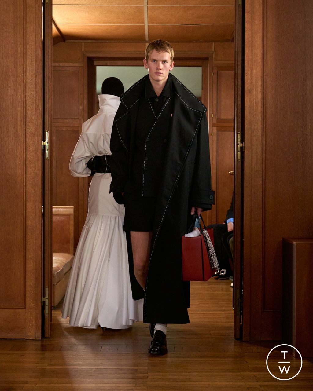 Fashion Week Paris Spring/Summer 2025 look 4 from the Jacquemus collection menswear