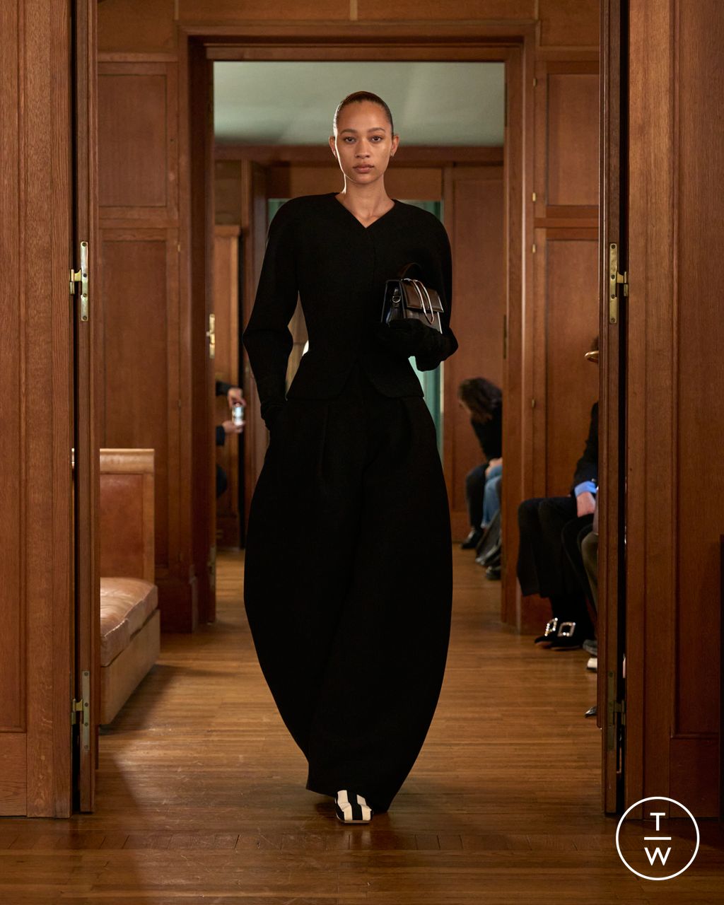 Fashion Week Paris Spring/Summer 2025 look 10 from the Jacquemus collection menswear