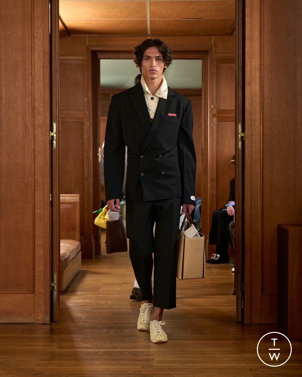 Fashion Week Paris Spring/Summer 2025 look 19 from the Jacquemus collection menswear
