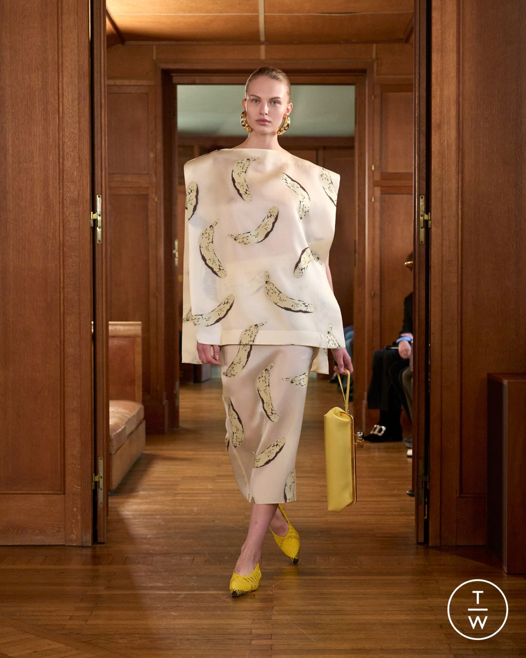 Fashion Week Paris Spring/Summer 2025 look 20 from the Jacquemus collection menswear