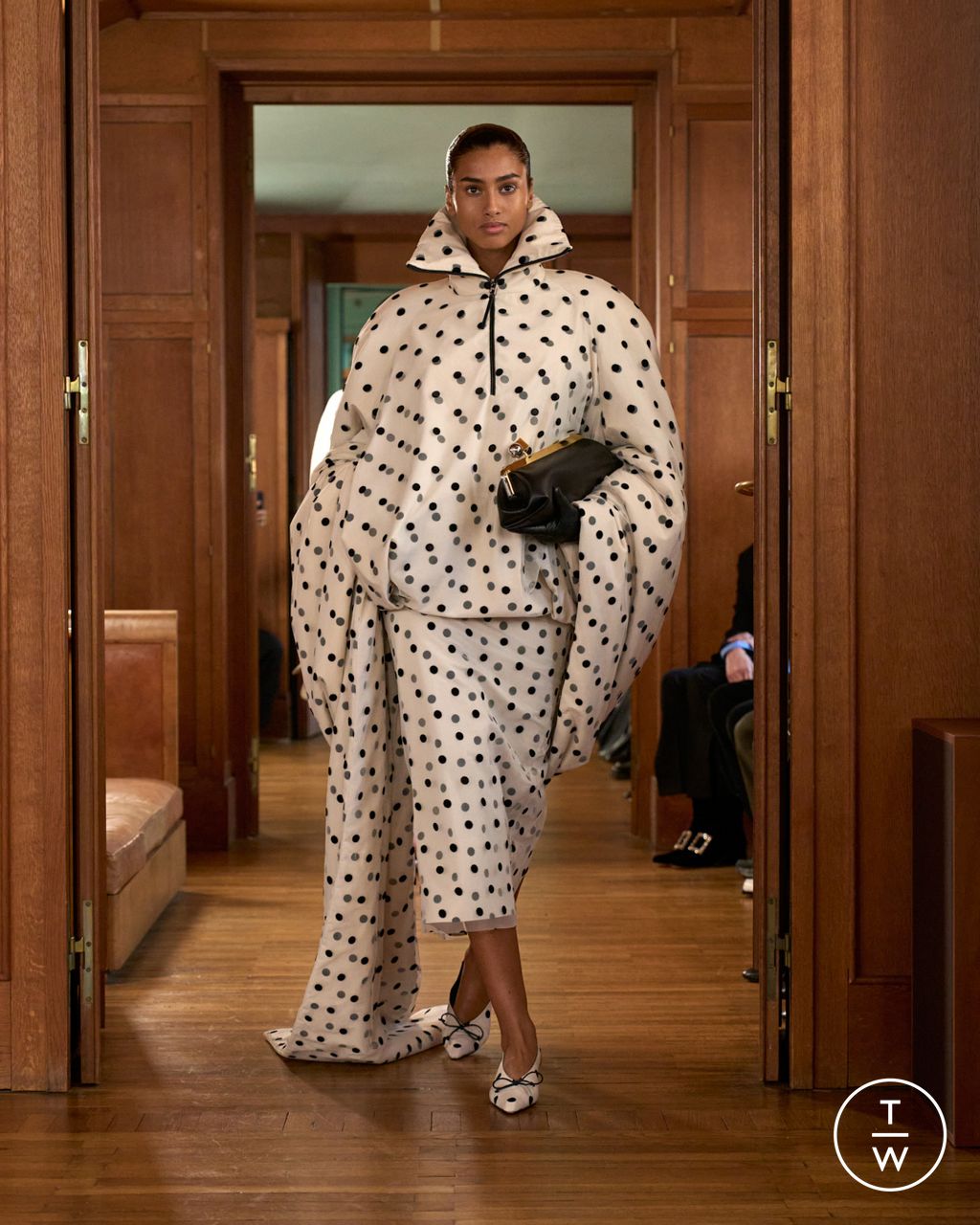 Fashion Week Paris Spring-Summer 2025 look 28 from the Jacquemus collection menswear
