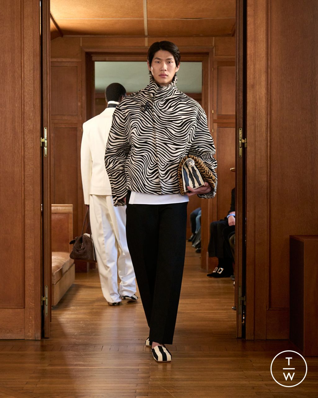 Fashion Week Paris Spring/Summer 2025 look 32 from the Jacquemus collection menswear