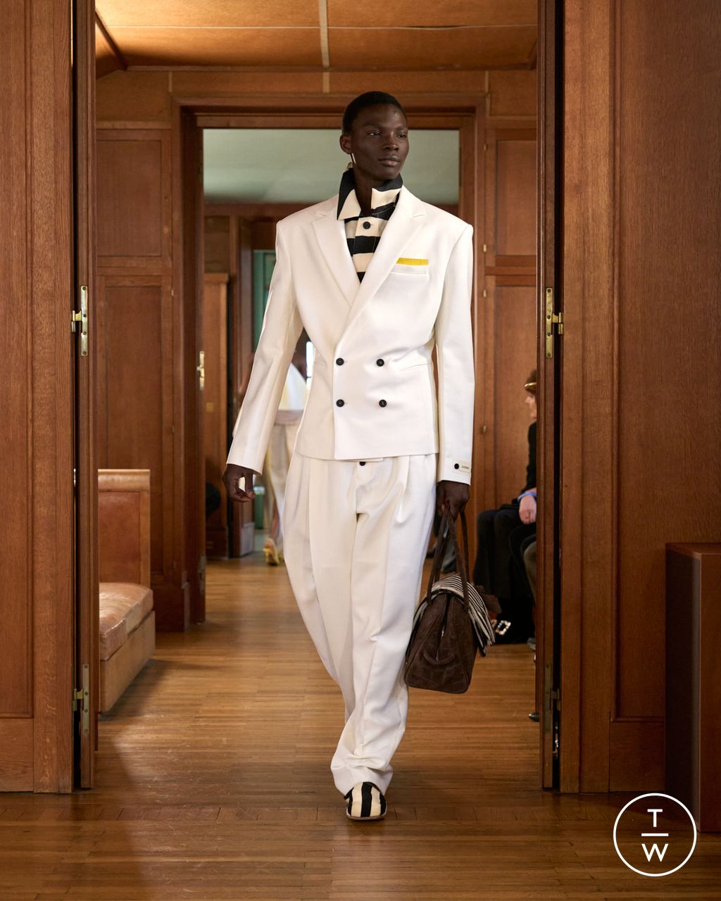 Fashion Week Paris Spring/Summer 2025 look 34 from the Jacquemus collection menswear