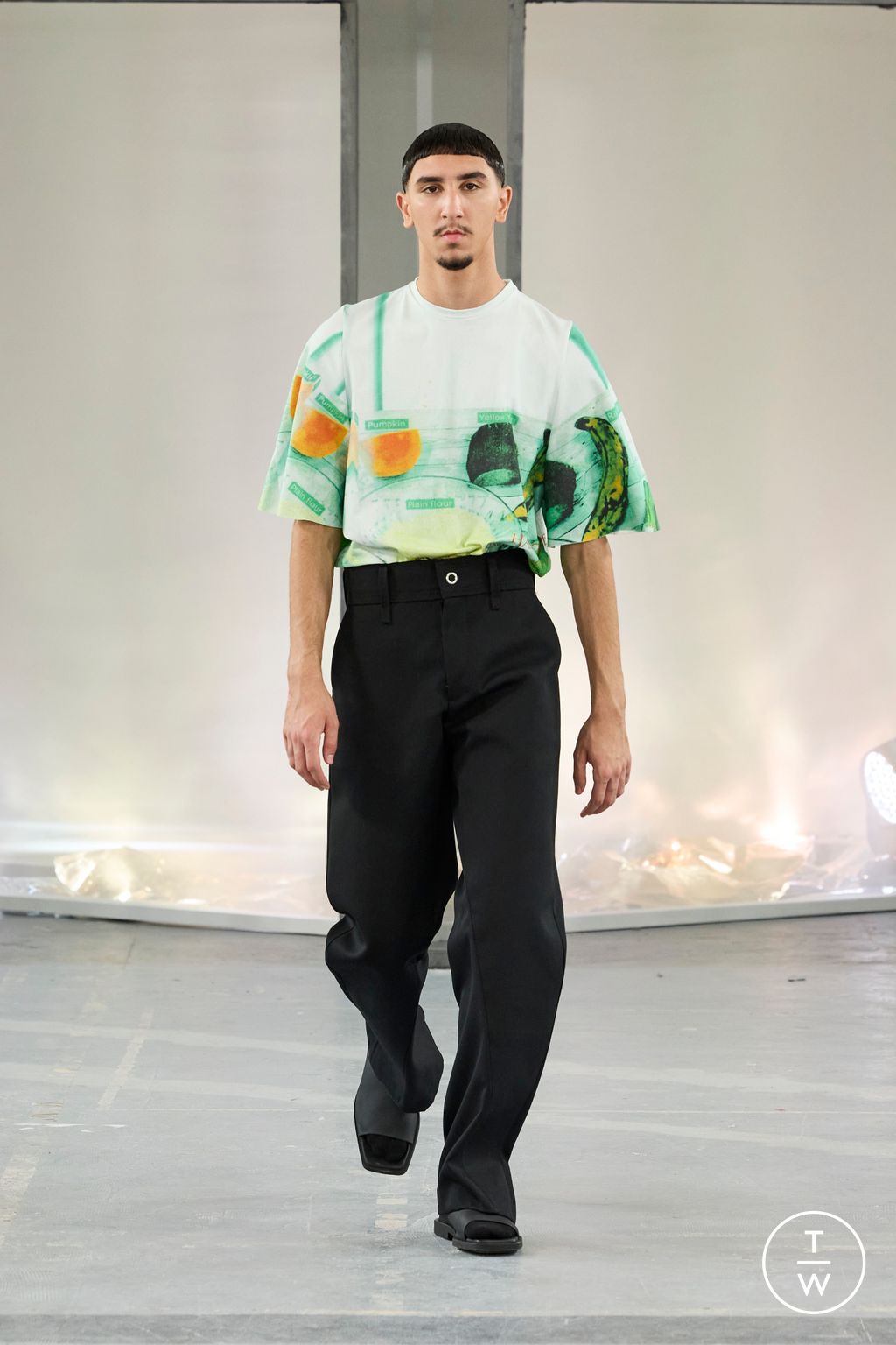 Fashion Week Paris Spring/Summer 2023 look 2 de la collection Bianca Saunders menswear