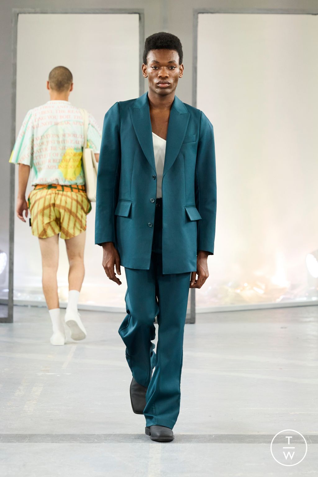 Fashion Week Paris Spring/Summer 2023 look 7 de la collection Bianca Saunders menswear