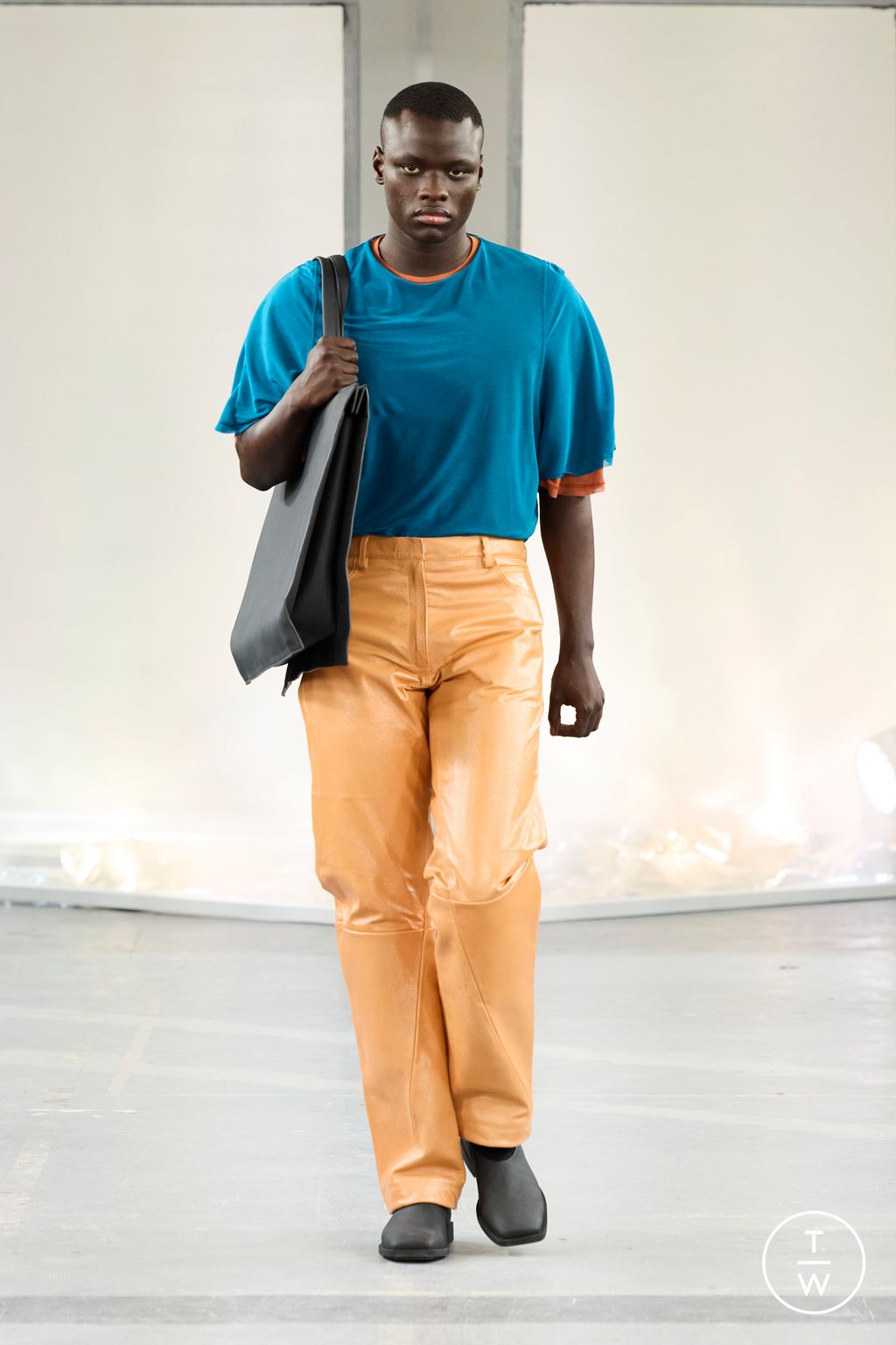Fashion Week Paris Spring/Summer 2023 look 9 de la collection Bianca Saunders menswear
