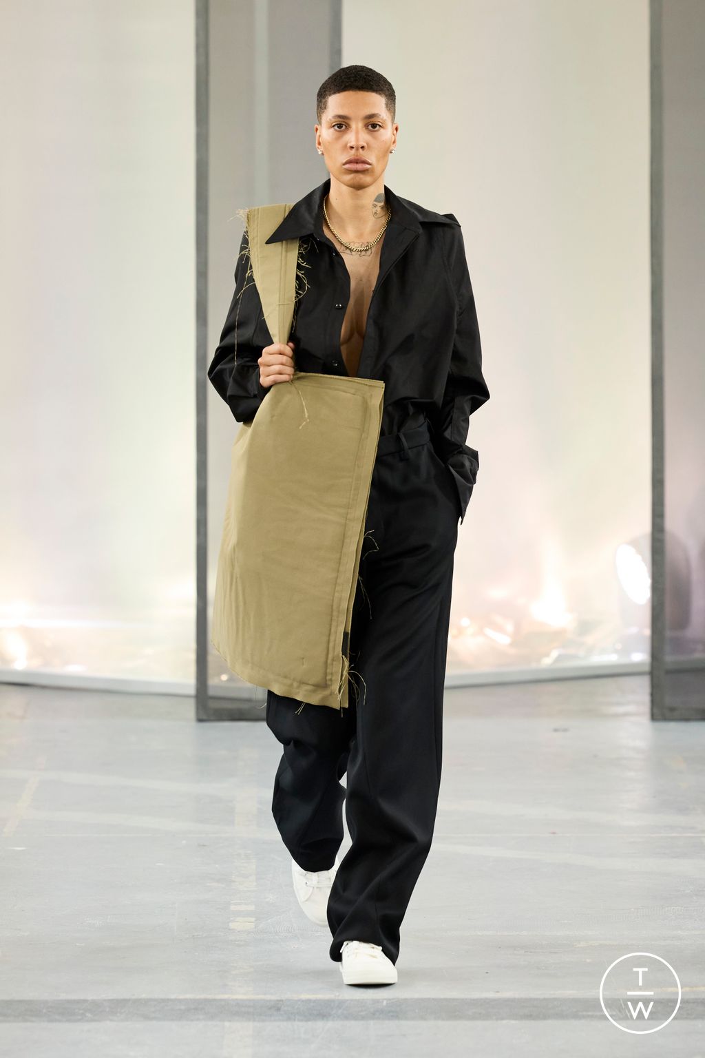 Fashion Week Paris Spring/Summer 2023 look 18 from the Bianca Saunders collection 男装