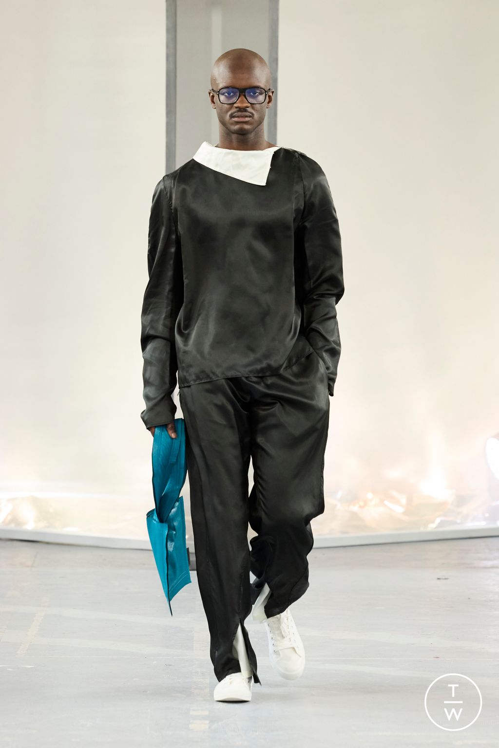 Fashion Week Paris Spring/Summer 2023 look 20 from the Bianca Saunders collection 男装