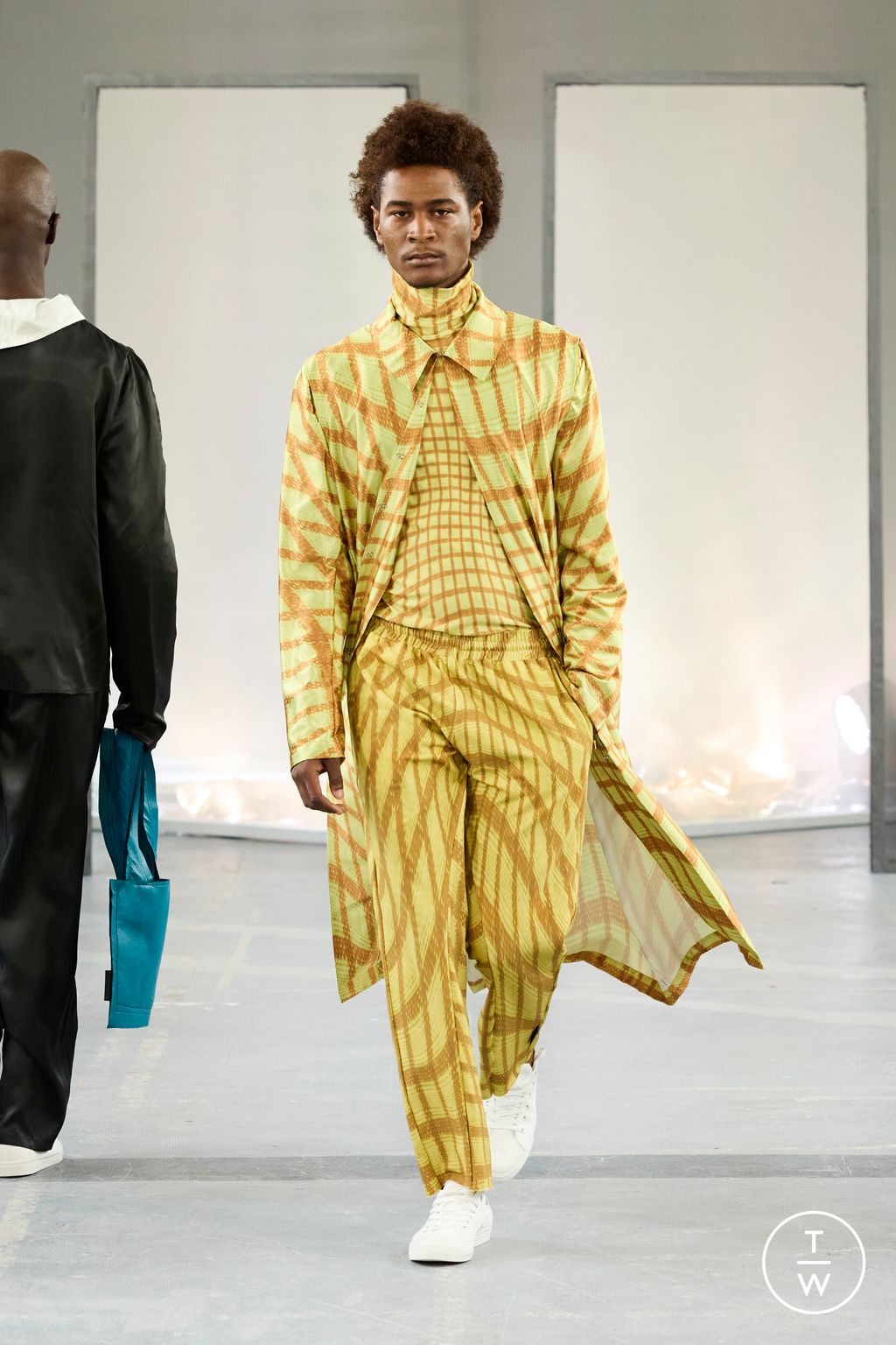 Fashion Week Paris Spring/Summer 2023 look 23 from the Bianca Saunders collection 男装
