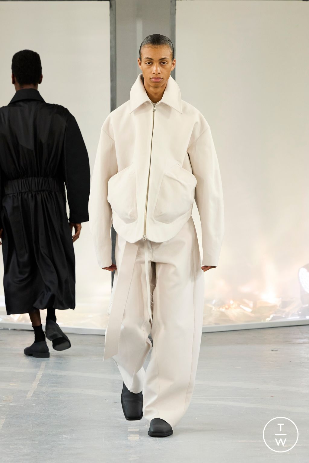 Fashion Week Paris Spring/Summer 2023 look 33 from the Bianca Saunders collection 男装