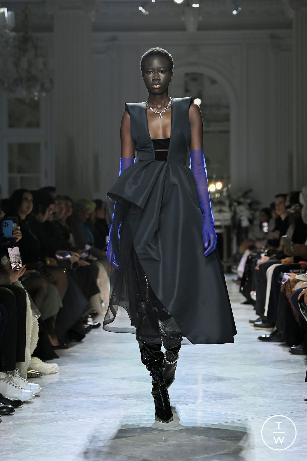 Fashion Week New York Fall/Winter 2024 look 21 from the Bibhu Mohapatra collection 女装