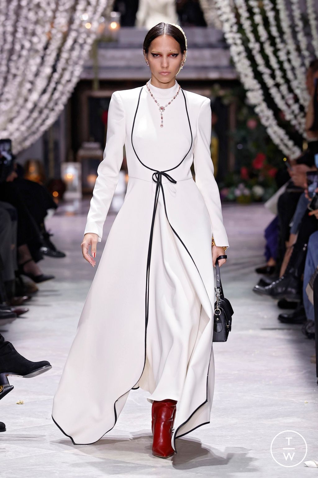 Fashion Week New York Fall/Winter 2025 look 1 de la collection Bibhu Mohapatra womenswear