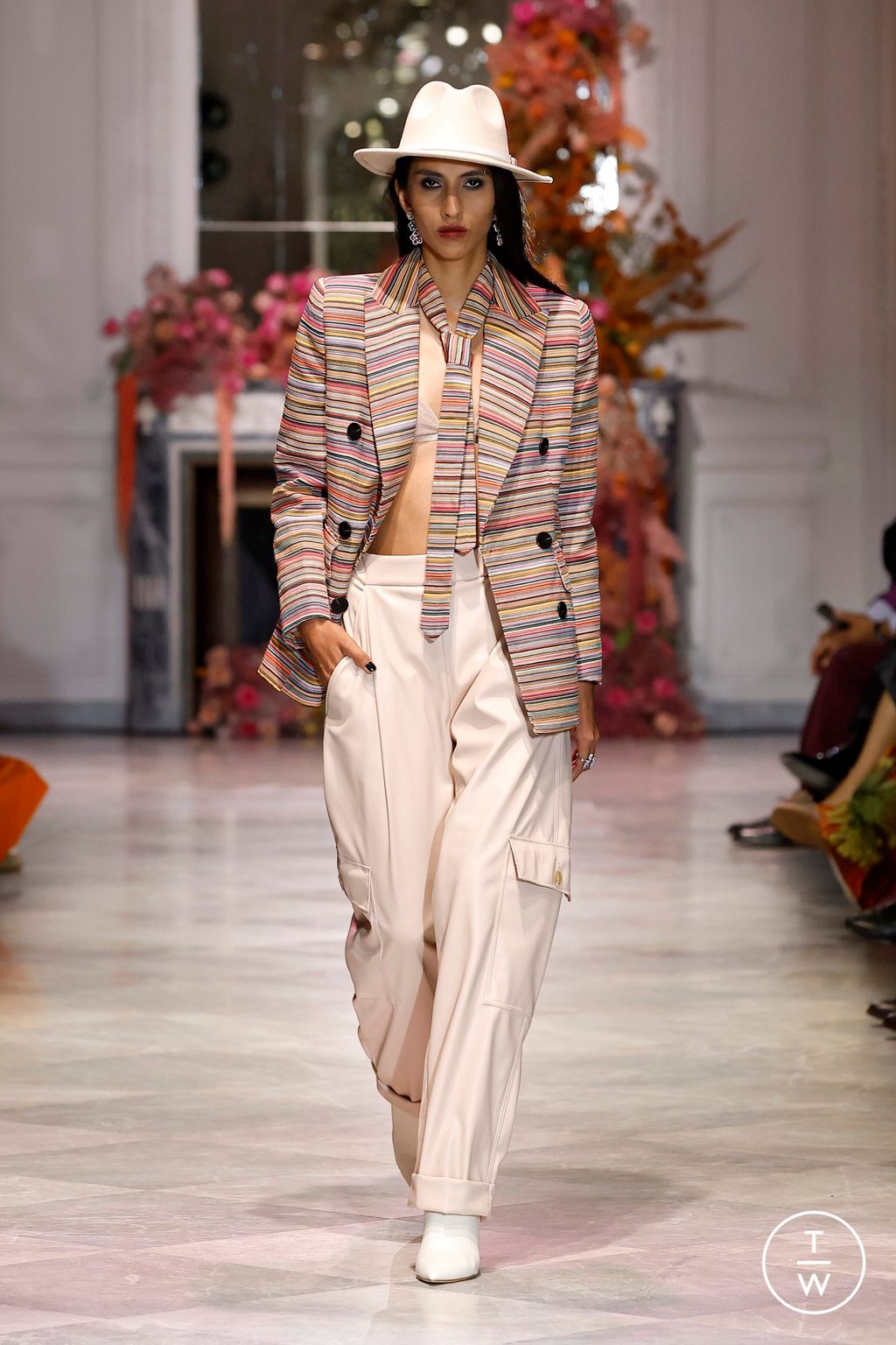 Fashion Week New York Spring-Summer 2025 look 1 de la collection Bibhu Mohapatra womenswear