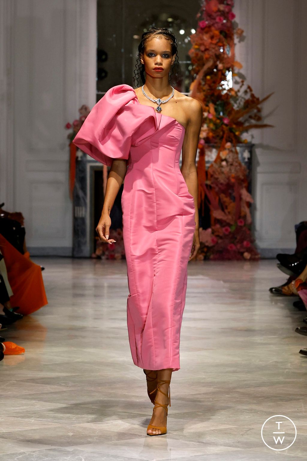 Fashion Week New York Spring-Summer 2025 look 31 from the Bibhu Mohapatra collection 女装