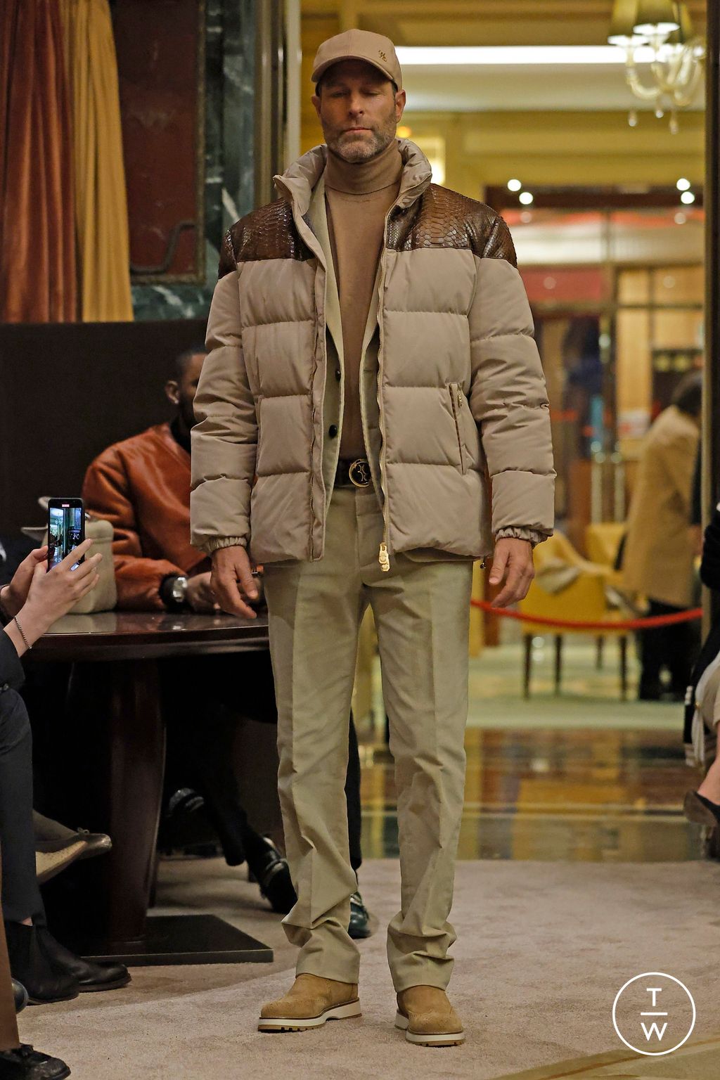 Fashion Week Milan Fall/Winter 2024 look 2 de la collection Billionaire menswear